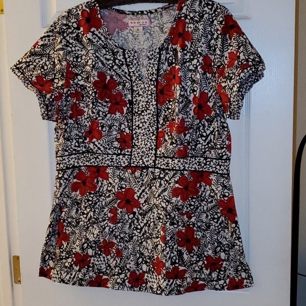 Koi Scrub Top Black White Red Flowers